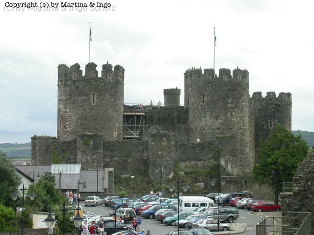 dscn0106.jpg - Conwy Castle wurde samt ihren Stadtmauern 1287 fertiggestellt. Ein Gro�teil der Stadtmauer l�sst sich auch heute noch begehen.